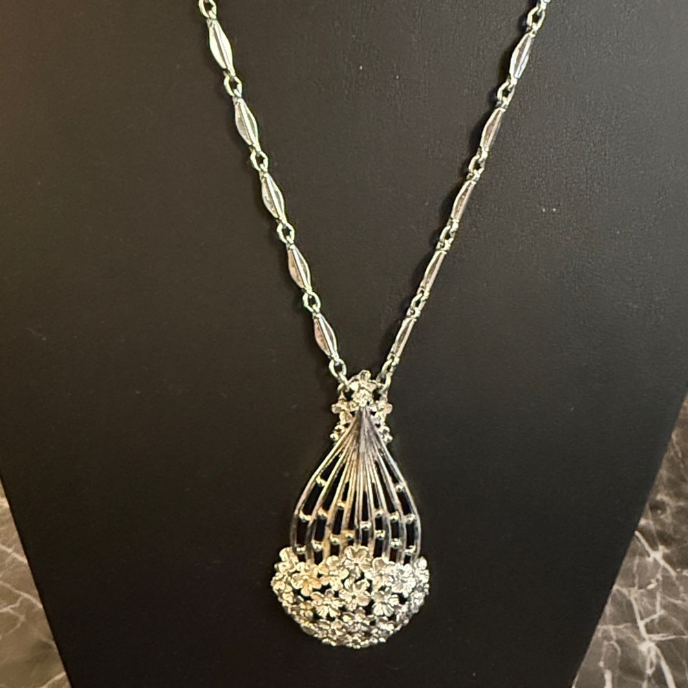 Monet Signed Flower Basket Pendant Silver Plated Vintage Necklace. Circa 1968. - Picture 2 of 7